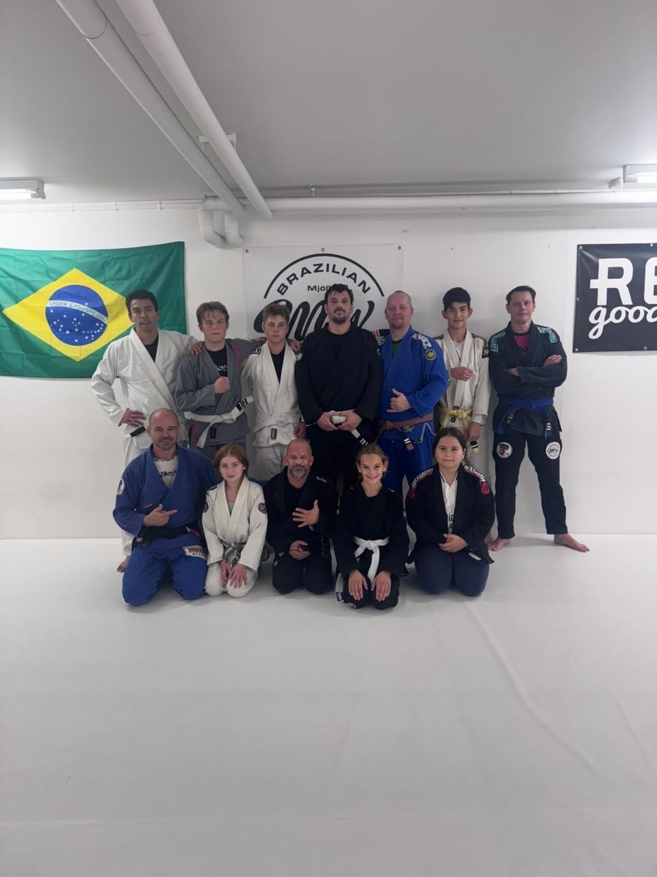 Team Mjölby BJJ samlat på mattan efter pass
